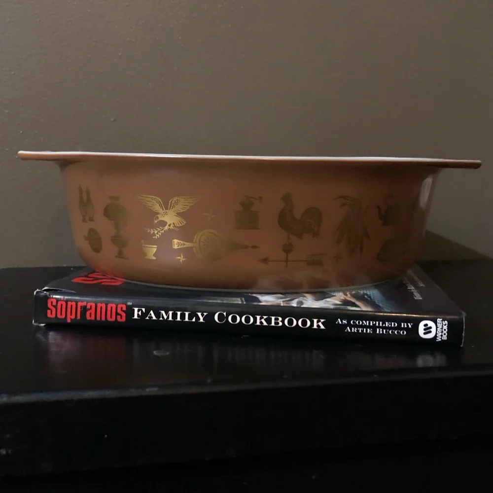 1960’s Vintage Pyrex-Americana Print in Brown/Gold-2.5 Quart Oval-No Lid - Picture 5 of 17